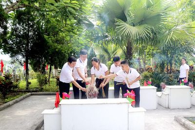 Nhà máy Thủy điện Nậm Má dâng hương tri ân các Anh hùng liệt sĩ và tặng quà cho người có công