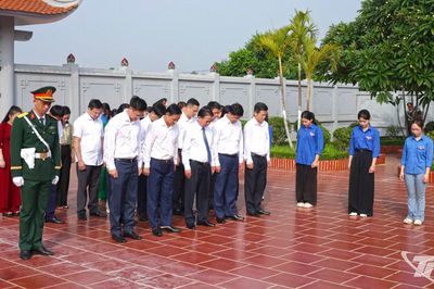 Đoàn đại biểu tỉnh Thái Nguyên dâng hương tại Nghĩa trang Liệt sĩ người Trung Quốc