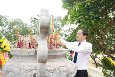 Đồng chí Bí thư Tỉnh ủy Trịnh Xuân Trường dâng hương tại Nghĩa trang Liệt sĩ Dốc Lim
