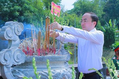 Đồng chí Nguyễn Đăng Bình dâng hương tưởng niệm Chủ tịch Hồ Chí Minh và các Anh hùng liệt sĩ
