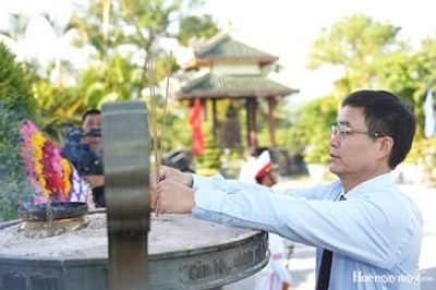Lãnh đạo thành phố dâng hương, dâng hoa tri ân các Anh hùng liệt sĩ