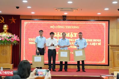 Bộ Công Thương gặp mặt Bà mẹ Việt Nam Anh hùng và thân nhân gia đình thương binh, liệt sĩ nhân kỷ niệm 79 năm Ngày Thương binh - Liệt sĩ