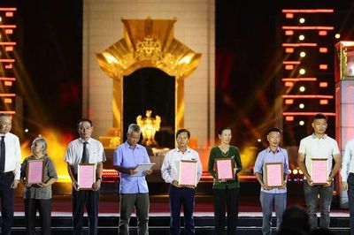 Xúc động cầu truyền hình 'Sao sáng dẫn đường' tri ân các anh hùng liệt sĩ