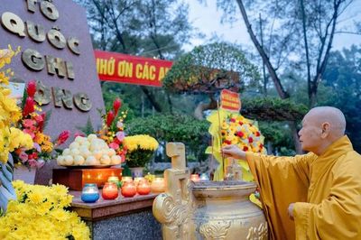 Trưởng lão Hòa thượng Chủ tịch Hội đồng Trị sự dâng hương tưởng niệm, tri ân anh hùng liệt sĩ