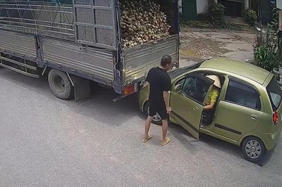 Tài xế lùi xe như chốn không người, đâm thẳng vào ô tô phía sau