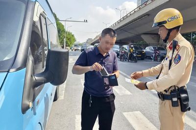 CSGT Hà Nội dùng camera ghi hình, loạt tài xế xe Limousine bị lập biên bản