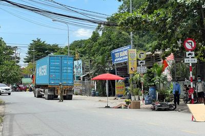 TP.HCM: Xe máy trượt ngã, nam thanh niên bị xe đầu kéo cán tử vong thương tâm