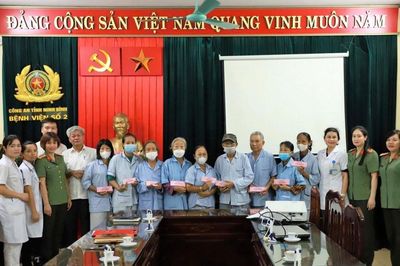 Ninh Bình trao 3.900 vé xe buýt miễn phí cho bệnh nhân chạy thận