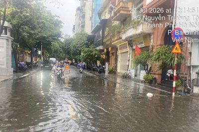Hà Nội: Mưa lớn gây ngập cục bộ, nhiều điểm nước rút sau 30 phút