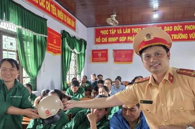 CSGT Đắk Lắk tuyên truyền pháp luật, ký cam kết bảo đảm trật tự an toàn giao thông