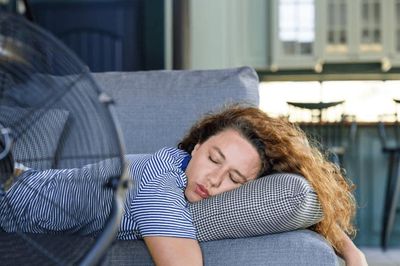Ngủ bật quạt cả đêm: Mát hơn nhưng bác sĩ cảnh báo 4 tác động không ngờ đến sức khỏe