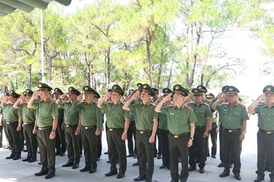 Đoàn công tác Bộ Công an dâng hương, dâng hoa tưởng niệm các Anh hùng liệt sĩ tại tỉnh Quảng Trị