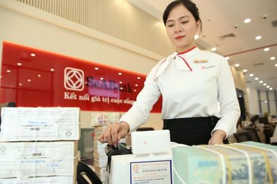 Dòng tiền tiếp tục chảy vào ngân hàng, tiền gửi dân cư tăng thêm 491.000 tỷ đồng