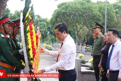 Lào Cai dâng hương tưởng niệm Bác Hồ và viếng các Anh hùng liệt sĩ