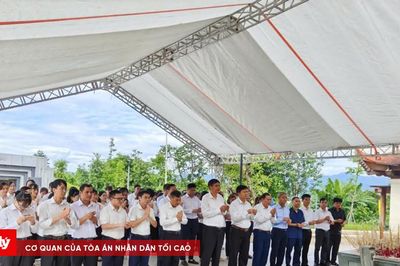 Đoàn công tác TANDTC và TAND hai cấp tỉnh Điện Biên tri ân các Anh hùng liệt sĩ