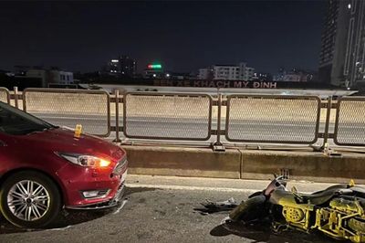 Đi ngược chiều trên Vành đai 3 trên cao, xe máy va chạm ô tô