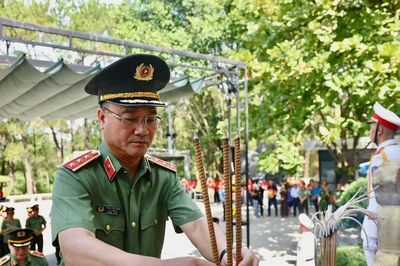 Đoàn công tác Bộ Công an tri ân các Anh hùng liệt sĩ tại Quảng Trị