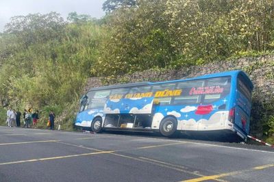Xe khách mất lái lật nghiêng trên đèo Khánh Lê