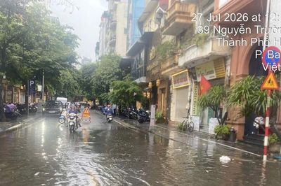 Hà Nội: Lượng mưa lớn có thời điểm vượt quá khả năng tiêu thoát cục bộ