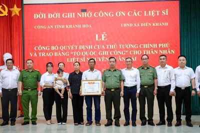 Trao bằng Tổ quốc ghi công Thiếu tá Nguyễn Xuân Hải cho thân nhân gia đình