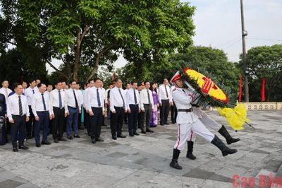 Đoàn đại biểu tỉnh viếng Đài Liệt sĩ tỉnh và dâng hoa Tượng đài Chủ tịch Hồ Chí Minh