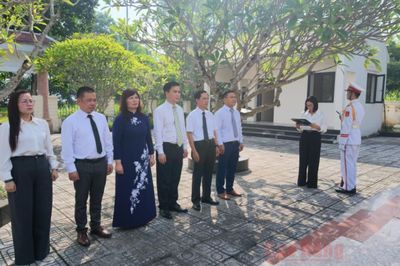 Đoàn đại biểu tỉnh dâng hương, viếng Nghĩa trang Liệt sĩ Trung Quốc