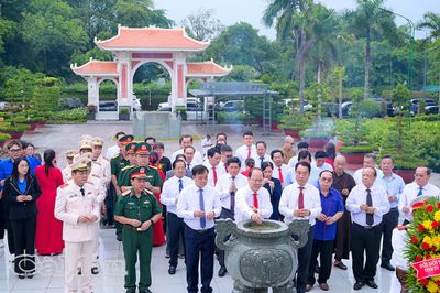 Lãnh đạo tỉnh Cà Mau dâng hương tưởng niệm Chủ tịch Hồ Chí Minh và các Anh hùng liệt sĩ