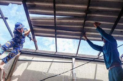 Dông, lốc xoáy ảnh hưởng 3 hộ dân ở Năm Căn