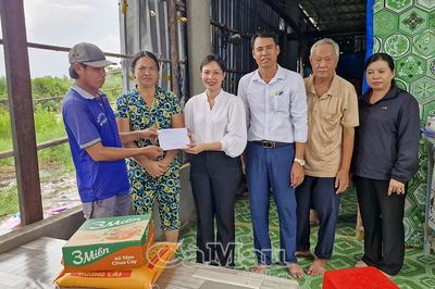 Xã Gành Hào hỗ trợ 3 hộ dân bị thiệt hại do lốc xoáy