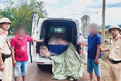 Tài xế khai chở đồ gia dụng, cảnh sát phát hiện thứ 'kinh dị' trong thùng xe