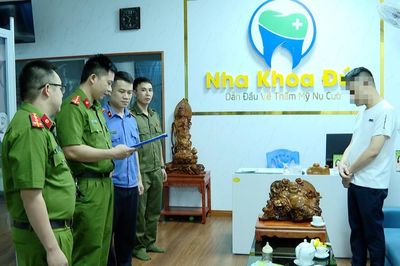 Khởi tố chủ phòng khám giả danh bác sĩ nha khoa
