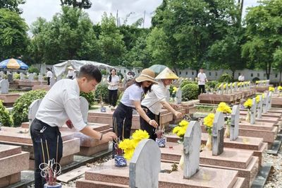 Đoàn công tác TANDTC và TAND hai cấp tỉnh Điện Biên tri ân các Anh hùng liệt sĩ
