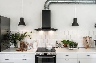 Có nên mở cửa sổ khi bật máy hút mùi? Nhiều gia đình đang dùng sai cách mà không biết