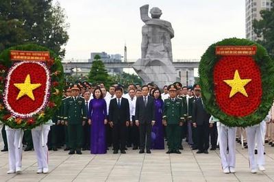 Đoàn đại biểu TP.HCM dâng hoa, dâng hương tưởng niệm các Anh hùng liệt sĩ