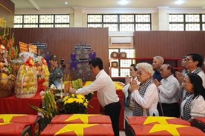 Ban Tuyên giáo và Dân vận Thành ủy cùng văn nghệ sĩ dâng hương tại Công viên Lê Thị Riêng