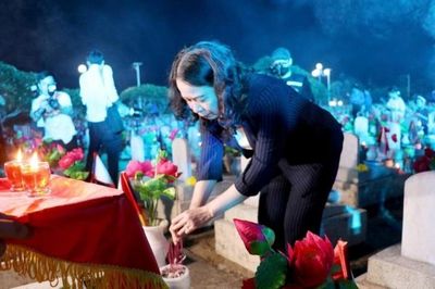 Trang trọng lễ thắp nến tri ân tại Nghĩa trang quốc tế Việt - Lào