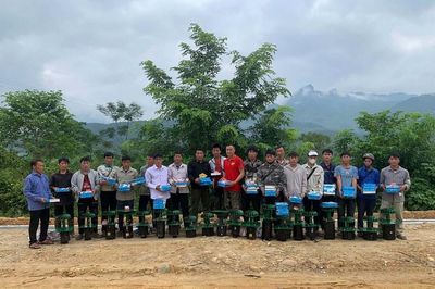 Ánh sáng về với vùng cao Làng Mảnh: Trao tặng 20 máy tua-bin điện nước cho đồng bào H'mông