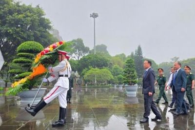 Gia Lai: Lãnh đạo dâng hoa, dâng hương Chủ tịch Hồ Chí Minh và viếng các Anh hùng liệt sĩ