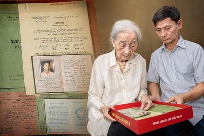 60 năm chờ đợi, người vợ 93 tuổi nghẹn ngào đón 96 trang kỷ vật của chồng liệt sĩ