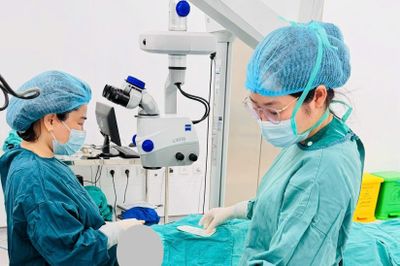 Người đàn ông Lào thoát nguy cơ mù lòa sau khi sang Việt Nam mổ mắt