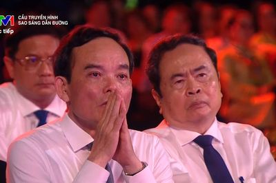 Lãnh đạo Đảng, Nhà nước, khán giả xúc động rơi lệ xem chương trình 'Sao sáng dẫn đường'