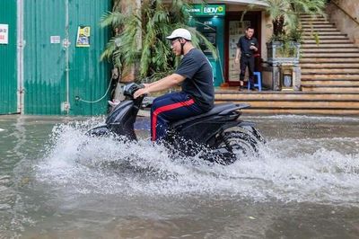 Mưa lớn trút xuống Hà Nội, nhiều tuyến phố dềnh nước, người dân chật vật đi lại