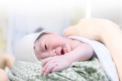 Tìm thấy tinh trùng trong nước tiểu, người đàn ông 57 tuổi lần đầu được làm cha