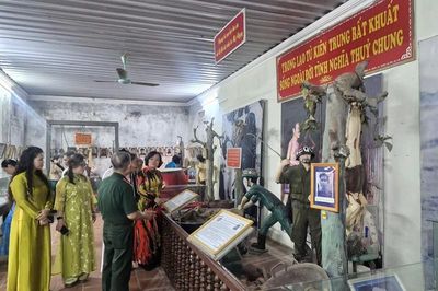 Xúc động trước những tư liệu, hiện vật nơi Bảo tàng Chiến sĩ cách mạng bị địch bắt tù đày
