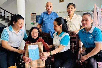 Hội Liên hiệp phụ nữ xã Mê Linh thăm, tặng quà Bà mẹ Việt Nam Anh hùng
