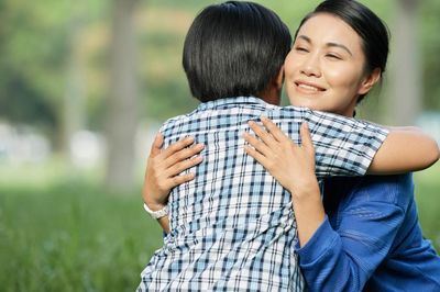 Con trai nói: 'Bạn nào trong lớp cũng giàu', câu trả lời của mẹ gây tranh cãi dữ dội
