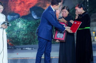 MC Hạnh Phúc, Khánh Vy nghẹn ngào khi dẫn cầu truyền hình 'Sao sáng dẫn đường'