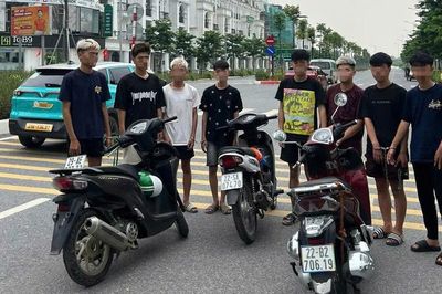 Một đối tượng có tiền án, cùng nhóm 'quái xế' mang hung khí gây rối trên phố Hà Nội