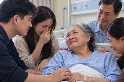 Mẹ vợ rút toàn bộ tiền tiết kiệm cứu con rể: Vài năm sau, con trai có hành động khiến cả nhà bật khóc