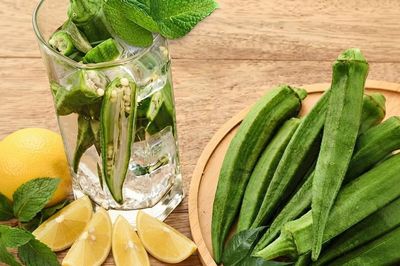 Vì sao nên uống nước đậu bắp với chanh vào buổi sáng? 8 công dụng bất ngờ
